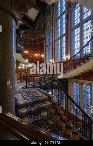 Escalier à l'intérieur de l'hôtel St. Pancras Renaissance, Londres. Banque D'Images