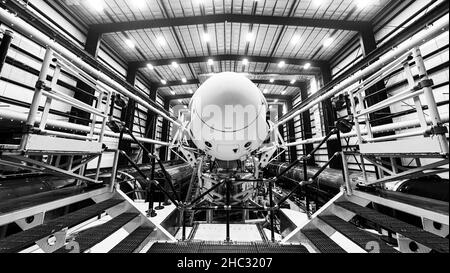 Préparation du lancement spatial.Spacehip X Crew Dragon, au sommet de la fusée Falcon 9, à l'intérieur du hangar , juste avant le déploiement vers le lanceurs.Éléments o Banque D'Images