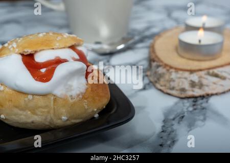 Helsinki / Finlande - 12 DÉCEMBRE 2021 : gros plan de petits pains finlandais traditionnels à la crème fouettée. Banque D'Images