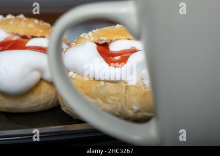 Helsinki / Finlande - 12 DÉCEMBRE 2021 : gros plan de petits pains finlandais traditionnels à la crème fouettée. Banque D'Images