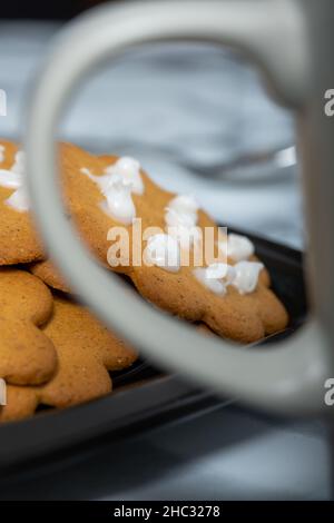 Helsinki / Finlande - 12 DÉCEMBRE 2021 : gros plan de pain d'épice finlandais traditionnel avec glaçage maison Banque D'Images