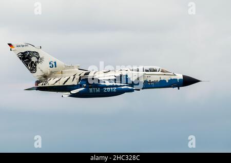 Avion de chasse à jet IDS 45+85 de la Force aérienne allemande Panavia Tornado dans un jeu de couleurs spécial Arctic Tiger 2012.Le tigre de l'OTAN rencontre 2012 marquages Banque D'Images