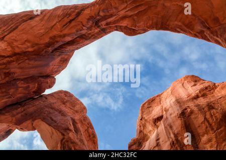 L'image capture une vue imprenable sur un grès naturel double Arches dans le parc national d'Arches, Utah. Banque D'Images