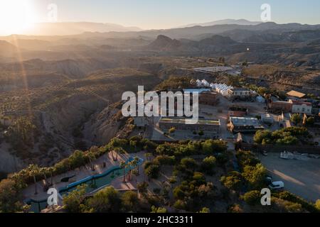 Vue aérienne du parc à thème Oasys mini Hollywood dans le désert de Tabernas au coucher du soleil Banque D'Images