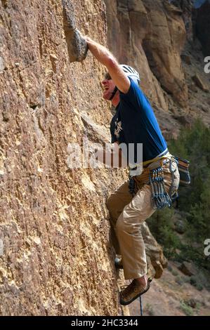 Grimpeur de roche mâle unique au parc national de Smith Rock.Oregon Banque D'Images