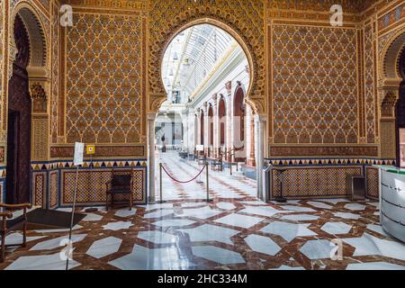 MURCIA, ESPAGNE - 19 MAI 2017 : il s'agit d'un passage voûté de la cour intérieure arabe à la galerie centrale. Banque D'Images