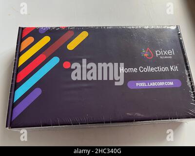 Les kits Pixel by LabCorp COVID-19 PCR Test Home Collection sont exposés à New York le 23 décembre 2021.Plusieurs grands détaillants ont déclaré cette semaine qu'ils limitaient les achats de kits de test à domicile en raison de contraintes d'approvisionnement, la demande continuant d'augmenter avec une augmentation des cas de coronavirus due à la variante d'omicron.(Photo de Samuel Rigelhaupt / Sipa USA) Banque D'Images