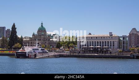 Belle vue sur le port avec les édifices historiques de Victoria, île de Vancouver, C.-B., Canada-juillet 21,2021.Vue sur la rue, photo de voyage, mise au point sélective Banque D'Images