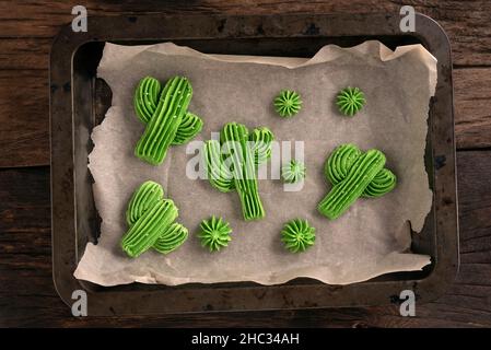 Cookies à l'air meringue sous forme de cactus.Processus de cuisson de la meringue.Dessert maison Banque D'Images