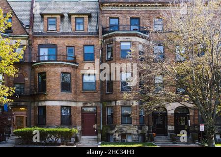 Vue sur la rue d'un ancien immeuble en briques rouges à Boston.Rangée de grès brun Banque D'Images