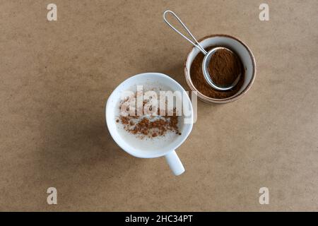 Sahlep, lait et racines d'orchidées boissons chaudes dans une tasse blanche à la cannelle.Le nom local est 'alep'.Concept et idée de boisson.Mise au point sélective. Banque D'Images