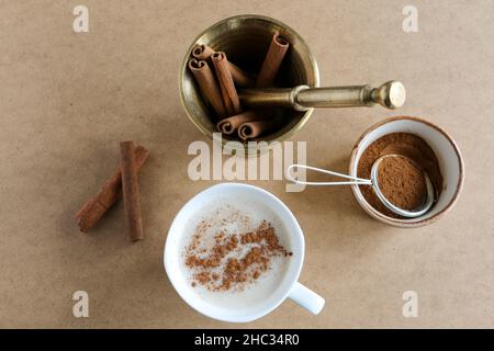 Sahlep, lait et racines d'orchidées boissons chaudes dans une tasse blanche à la cannelle.Le nom local est 'alep'.Concept et idée de boisson.Mise au point sélective. Banque D'Images