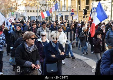 Marseille, France.18th décembre 2021.Les manifestants ont vu des marches dans la rue avec des drapeaux pendant la manifestation alors qu'ils se sont emmis dans les rues de France pour protester contre le passe de santé.(Image de crédit : © Gerard Bottino/SOPA Images via ZUMA Press Wire) Banque D'Images