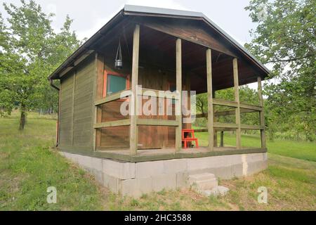 Petite maison hangar de cabine.Jolie cabane d'été dans un verger rural Banque D'Images