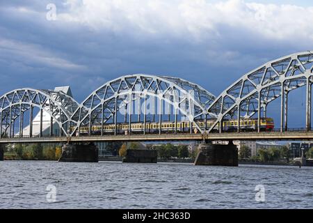 Pont ferroviaire de Riga au-dessus de la rivière Daugava Banque D'Images