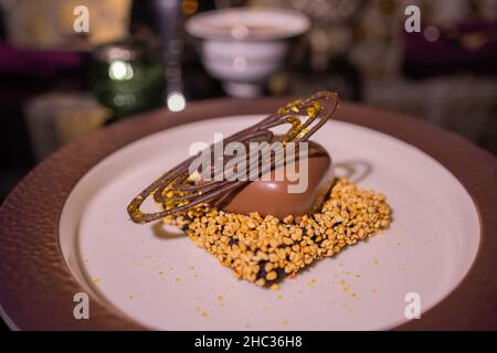 Brownie au chocolat avec glace vanille et sauce au chocolat Banque D'Images