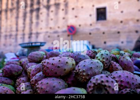 Pile d'Opuntia frais communément appelé poire pirickly à vendre sur le marché Banque D'Images