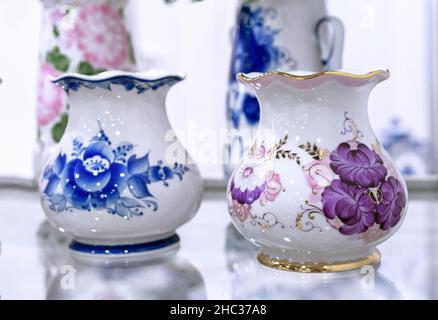 Deux vases en porcelaine à motifs floraux dans le style Gzhel. Banque D'Images