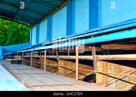 Anciens sièges de tribune.Ton vintage.Ancien stade en bois bleu. Banque D'Images