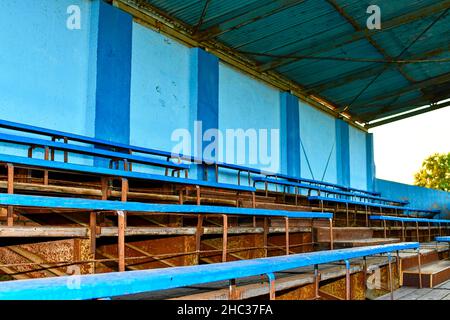 Anciens sièges de tribune.Ton vintage.Ancien stade en bois bleu. Banque D'Images