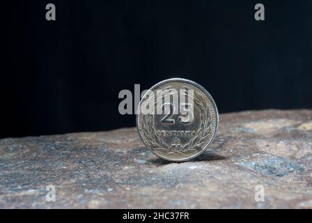 El Salvador pièce 25 cents 1986, monnaie sur texture de pierre. Banque D'Images