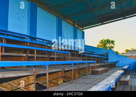 Anciens sièges de tribune.Ton vintage.Ancien stade en bois bleu. Banque D'Images