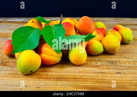 Abricots sur fond de bois.Abricots du jardin rural.Gros plan. Banque D'Images