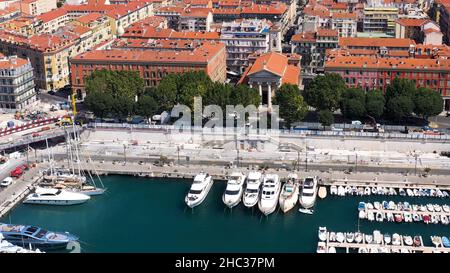 Paysage urbain aérien à couper le souffle avec la vieille ville et le port sarde avec des bateaux à la mer Méditerranée à Cagliari, île de la Sardaigne du Sud en Italie en été. Banque D'Images