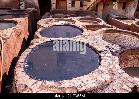 L'eau de teinte remplit les réservoirs dans la tannerie vide et le vieux bâtiment Banque D'Images