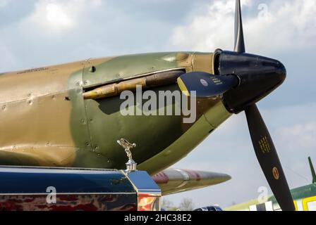 Vintage Rolls Royce et l'avion de chasse Hurricane de la Seconde Guerre mondiale Hawker avec moteur Rolls Royce Merlin.Décoration de capot esprit d'ecstasy Banque D'Images