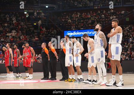 16 décembre 2021, Assago (Milan, Italie : Italie, Milan,déc 16 2021: Real Madrid départ dans le champ central pour la présentation du match pendant le match de basket-ball AX ARMANI MILAN vs REAL MADRID, EuroLeague 2021-2022 Round 16 (Credit image: © Fabrizio Andrea Bertani/Pacific Press via ZUMA Press Wire) Banque D'Images