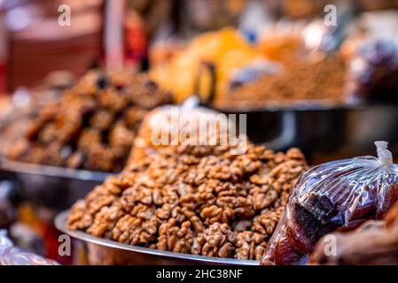 Dattes saines, figues, noix et abricots séchés en abondance à vendre Banque D'Images
