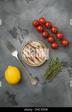 Sardines en conserve.Poisson de mer en étain peut être placé, sur fond de table en pierre grise, sur plan de la vue de dessus, avec espace de copie pour le texte Banque D'Images