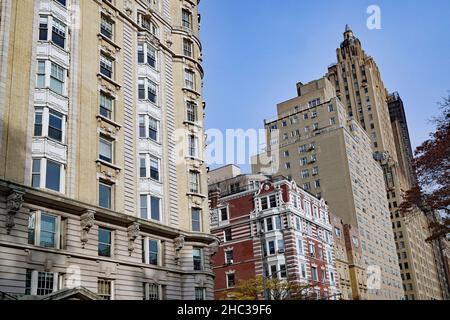 Vieux immeubles élégants donnant sur Central Park à New York Banque D'Images