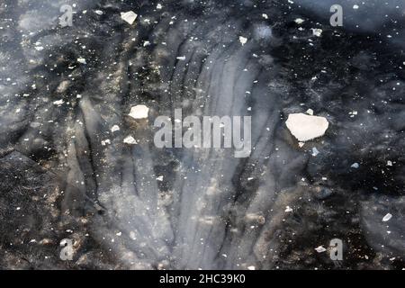 Stries abstraites sur la glace de rivière, magnifique fond glacé Banque D'Images