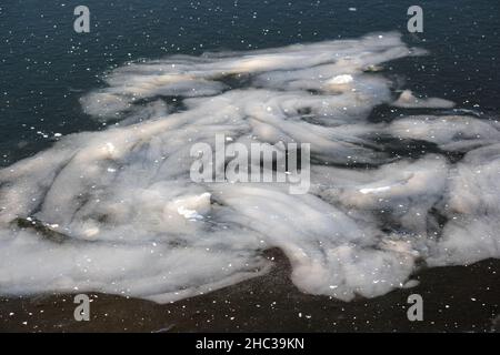 Stries abstraites sur la glace de rivière, magnifique fond glacé Banque D'Images