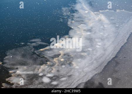 Stries abstraites sur la glace de rivière, magnifique fond glacé Banque D'Images