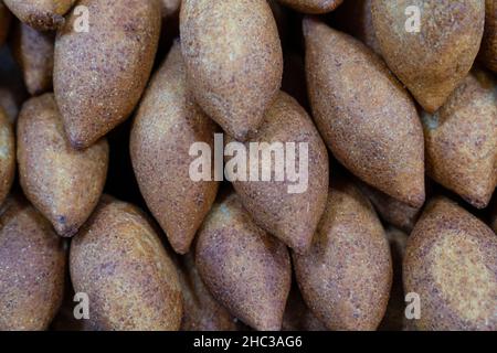 Le kibbeh (Icli kofte en turc) est un plat populaire de la cuisine du Moyen-Orient.Kibbeh en vente sur un marché. Banque D'Images