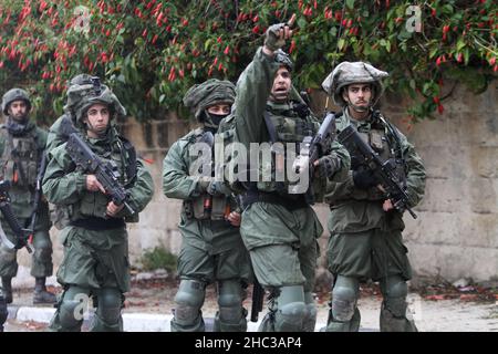 Naplouse, Palestine.23rd décembre 2021.Des soldats israéliens vus en patrouille pendant la manifestation.les Palestiniens ont protesté pour la reconstruction de la colonie juive d'Homesh, qui a été évacuée en 2007.Des colons israéliens ont détruit des villages, des maisons et des voitures palestiniens pendant la manifestation dans le village de Burqa.Crédit : SOPA Images Limited/Alamy Live News Banque D'Images