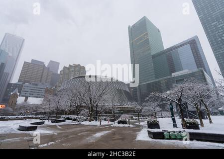 Toronto (Ontario), Canada - 18 2021 décembre : place David Pecaut dans une journée enneigée d'hiver.Toronto gratte-ciel en arrière-plan. Banque D'Images