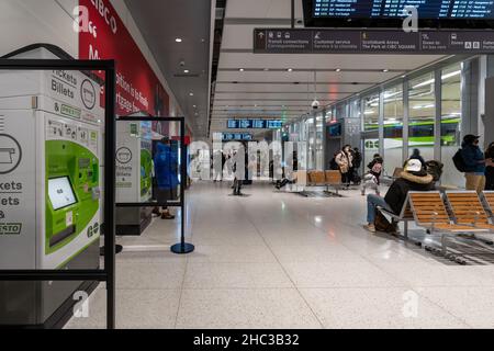 Toronto (Ontario), Canada - décembre 18 2021 : vue intérieure du hall du terminal d'autobus Union Station GO Transit. Banque D'Images