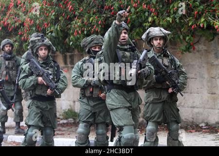 Naplouse, Palestine.23rd décembre 2021.Des soldats israéliens vus en patrouille pendant la manifestation.les Palestiniens ont protesté pour la reconstruction de la colonie juive d'Homesh, qui a été évacuée en 2007.Des colons israéliens ont détruit des villages, des maisons et des voitures palestiniens pendant la manifestation dans le village de Burqa.(Photo de Nasser Ishtayeh/SOPA Images/Sipa USA) crédit: SIPA USA/Alay Live News Banque D'Images