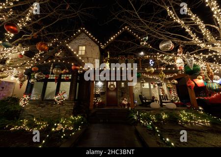 Noël lumières de nuit décorant la maison Banque D'Images