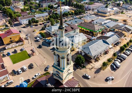 Vue panoramique aérienne de la place centrale de la ville de Borovsk, clocher de la cathédrale d'Annonciation : Borovsk, Russie - juin 2021 Banque D'Images