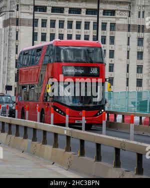 Londres, Royaume-Uni - août 01 2020 : la façade du London bus Vehicle à London Bridge Banque D'Images