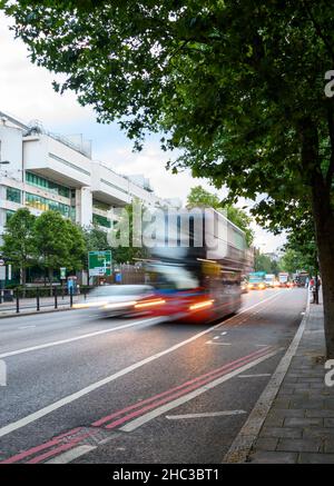 Londres, Royaume-Uni - août 10 2021: Un mouvement flou London bus conduite le long de Marylebone Road Banque D'Images