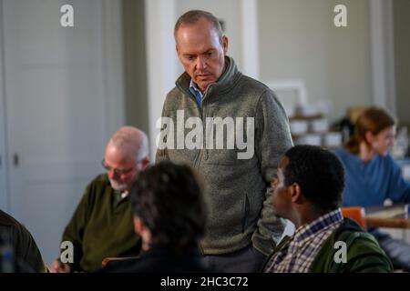 Dopesick -- « Hammer les agresseurs » - épisode 106 -- Richard Sackler est confronté à un défi catastrophique pour les résultats financiers de Purdue, Bridget se bat auprès de la FDA, Finnix réévalue sa vie alors que Betsy lutte pour combattre sa dépendance, et Rick et Randy trouvent une preuve à la bombe.Dr Samuel Finnix (Michael Keaton), montré.Crédit photo : Gene page/Hulu/THA Banque D'Images