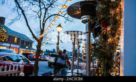 NEW CANAAN, CT, Etats-Unis - DÉCEMBRE 21 2021: Elm Street avant Noël avec des lumières de vacances Banque D'Images