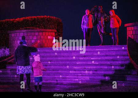 Morecambe, Lancashire, Royaume-Uni 23rd décembre 2021 Morecambe est illuminé par un éclairage saisonnier supplémentaire ce Noël qui fait partie du quartier d'amélioration des affaires de Morecambe 2021 (BID) Sparkle,Un aperçu de ce qui peut être fait si le financement du Fonds Welcome Back et du Conseil du comté de Lancashire peut être obtenu, de 1919 à 1996 jusqu'à ce que les coupes budgétaires et les questions de sécurité les ont fait annuler Morecambe accueillir ses propres illuminations.Le programme actuel permettra de programmer des LED basse énergie qui illumineront Queen, Nelson, Pedder, Market et Victoria St Banque D'Images