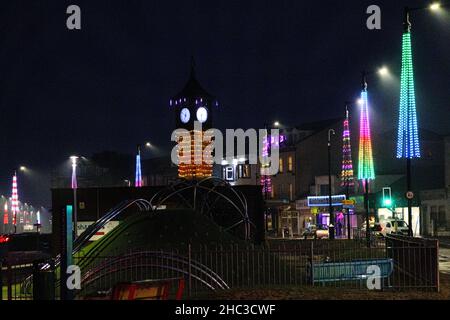 Morecambe, Lancashire, Royaume-Uni 23rd décembre 2021 Morecambe est illuminé par un éclairage saisonnier supplémentaire ce Noël qui fait partie du quartier d'amélioration des affaires de Morecambe 2021 (BID) Sparkle,Un aperçu de ce qui peut être fait si le financement du Fonds Welcome Back et du Conseil du comté de Lancashire peut être obtenu, de 1919 à 1996 jusqu'à ce que les coupes budgétaires et les questions de sécurité les ont fait annuler Morecambe accueillir ses propres illuminations.Le programme actuel permettra de programmer des LED basse énergie qui illumineront Queen, Nelson, Pedder, Market et Victoria St Banque D'Images